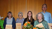 Für ihre Treue zum TV Schachen wurden geehrt (von links): Yvonne Gerteiser, Clara Mörgenthaler, Carina Peter, Irmgard Stadler und ...