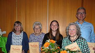 Für ihre Treue zum TV Schachen wurden geehrt (von links): Yvonne Gerteiser, Clara Mörgenthaler, Carina Peter, Irmgard Stadler und ...