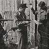 Soldaten kontrollieren 1944 in Slowenien  einen Partisanen (r.). Bild: Luce Mantovan/Bibliothek DeAgostini/Getty Images