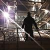 Robbie S. steht bei Dunkelheit auf den Stufen des Rathauses in der Innenstadt von Rheinfelden. Er erkrankte mit 26 Jahren an einer ...