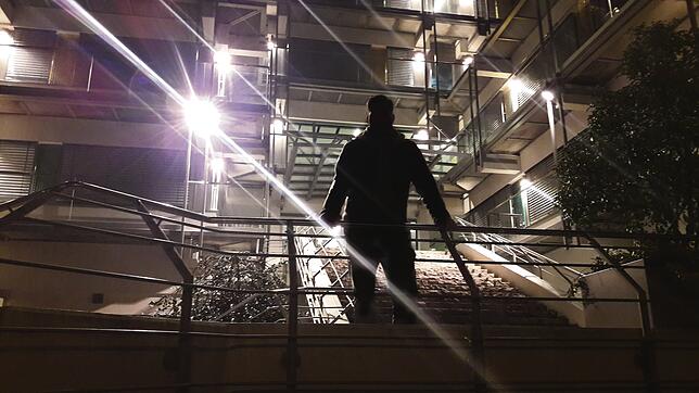 Robbie S. steht bei Dunkelheit auf den Stufen des Rathauses in der Innenstadt von Rheinfelden. Er erkrankte mit 26 Jahren an einer ...