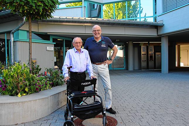 Altbürgermeister Franz Ziwey und Bürgermeister Rainer Stolz verstehen sich bis heute gut. Das Foto entstand im Sommer 2022 im Hof des ...