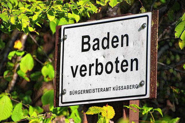 Das Badeverbot am Ettikoner Lauffen wird immer wieder missachtet – viele unterschätzen die Gefahren des Rheins an dieser Stelle.