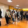 Anstehen für die Kommunalwahl in Rielasingen-Worblingen: Hier in der Ten-Brink-Schule in Rielasingen.