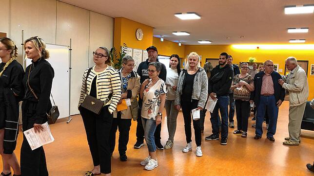 Anstehen für die Kommunalwahl in Rielasingen-Worblingen: Hier in der Ten-Brink-Schule in Rielasingen.