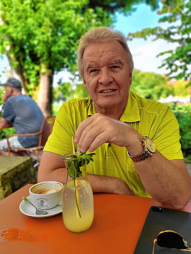 Franz Untersteller im Außenbereich seines Nürtinger Lieblingscafés. Der frühere Landesumweltminister trägt die Farbe seiner Partei.