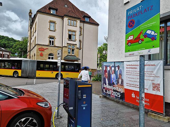 Lustige Aufmachung, aber klare Botschaft: Wer hier unberechtigt sein Auto abstellt, muss damit rechnen, dass es weg ist, wenn er ...