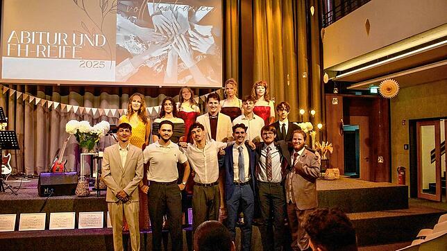 Die Abgänger auf der Bühne: Maja Neumann, Sinah Schär, Emese Both, Mila Thoms, Simone Buff, Jonas Huber, Luis Hölzle, Mika Braun, Nelio ...