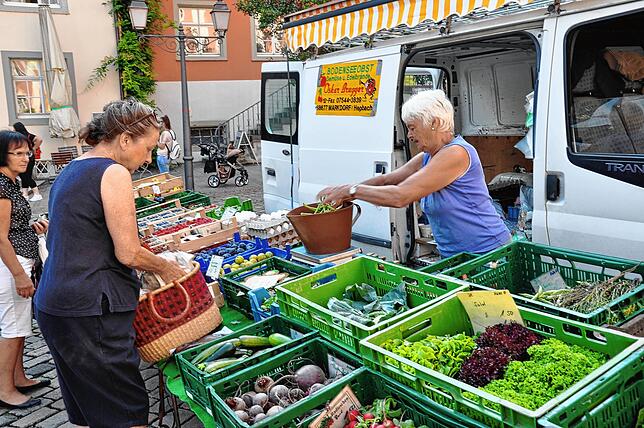 Sigrid Mack aus Meersburg (links) schätzt es, zu Fuß zum Markt laufen zu können, um bei Pia Brugger Obst und Gemüse einzukaufen.
