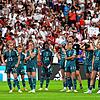 Das deutsche Frauenfußball-Nationalteam steht nach der Niederlage im EM-Finale enttäuscht auf dem Platz. Die Spielerinnen können ...