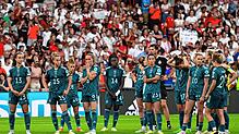 Das deutsche Frauenfußball-Nationalteam steht nach der Niederlage im EM-Finale enttäuscht auf dem Platz. Die Spielerinnen können ...