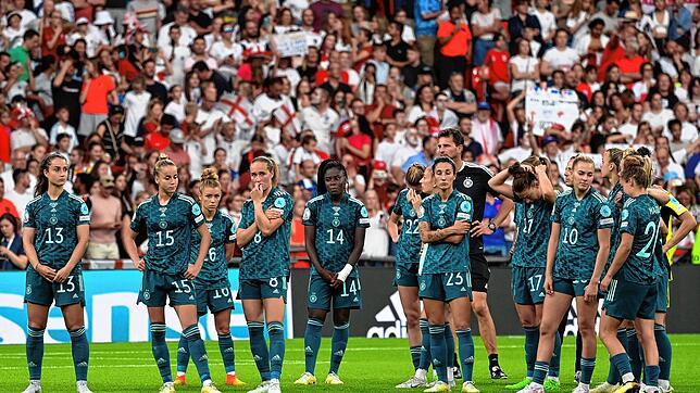 Das deutsche Frauenfußball-Nationalteam steht nach der Niederlage im EM-Finale enttäuscht auf dem Platz. Die Spielerinnen können ...