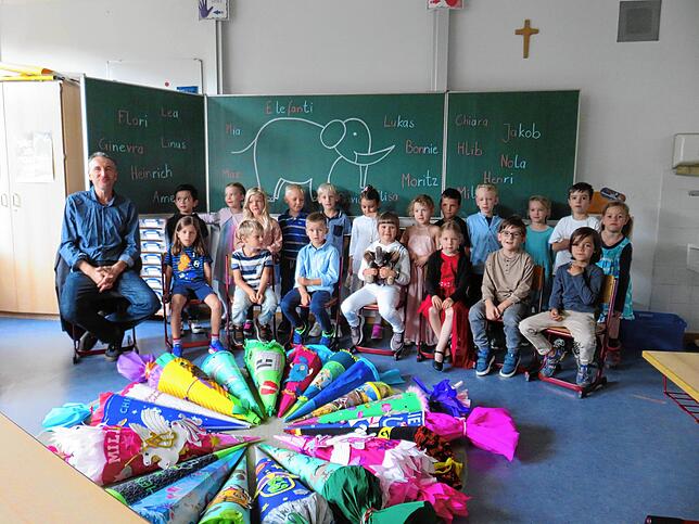 Die Klasse 1a der Grundschule Allmannsdorf mit ihrem Klassenlehrer Herr Alexander Tasdelen.