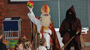 Für jede Klasse der Grundschule Wald brachte der Nikolaus einen neuen Spielball mit.