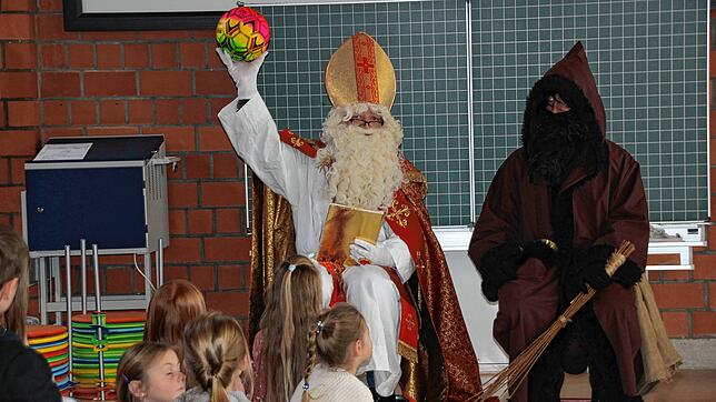 Für jede Klasse der Grundschule Wald brachte der Nikolaus einen neuen Spielball mit.