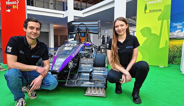 Auch junge Leute sollen auf der Messe angesprochen werden. Die Studenten Dennis Causevic und Sara Klink präsentieren ein Auto. Beide ...