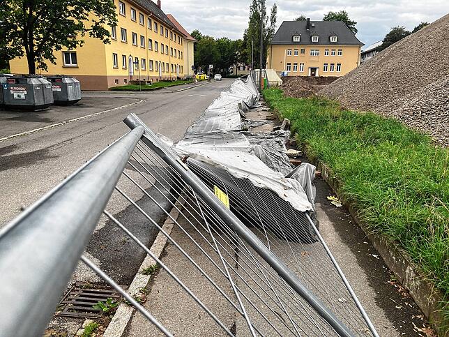 Der Sturm am Abend des 24. August hat den Bauzaun am Oberen Brühl in Villingen umgeworfen. Große Teile der Gitter ragen in die ...