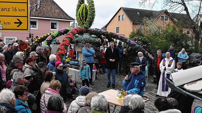 Alfred Schwarze (rechts vorne) hat sich ein profundes Wissen über das Leben in Markelfingen in jüngerer und ferner Vergangenheit ...