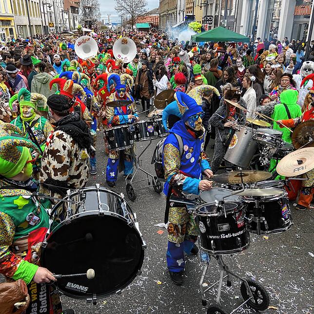 Die Straßenfasnacht auf der Marktstätte neigt sich mit den Löli-Tuutern dem Ende zu. Danach ziehen die Mäschgerle weiter zum ...