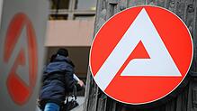 Eine Frau auf dem Weg zur Arbeitsagentur (Symbolfoto). In den Bezirken der Agentur in Lörrach blieb die Frühjahrsbelebung im März aus.