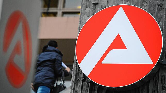 Eine Frau auf dem Weg zur Arbeitsagentur (Symbolfoto). In den Bezirken der Agentur in Lörrach blieb die Frühjahrsbelebung im März aus.