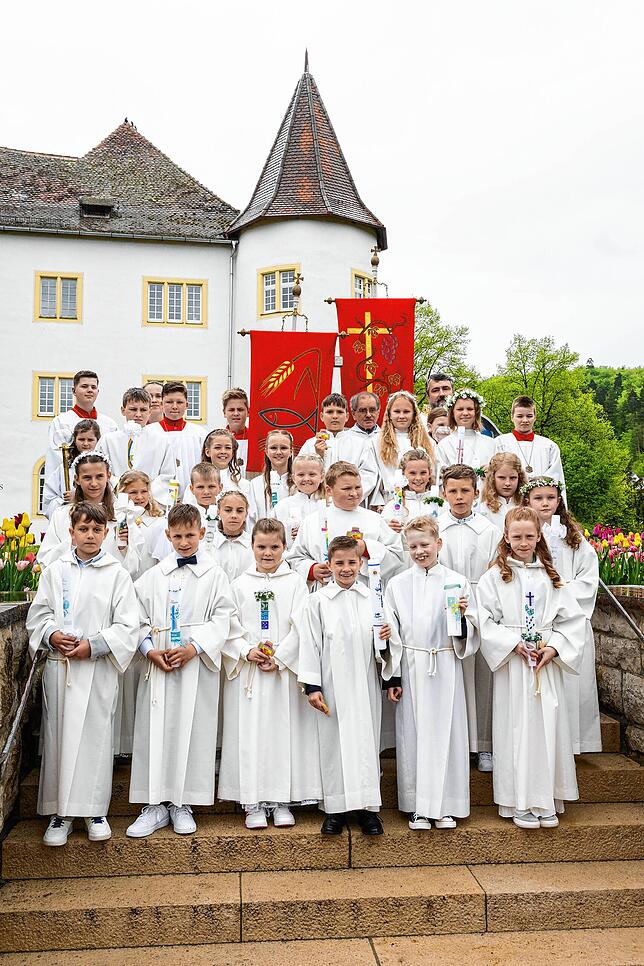 Am Sonntag, 4. Mai, feierten in der Pfarrkirche St. Peter und Paul in Immendingen 22 Kinder ihre heilige Erstkommunion. Die Kinder ...