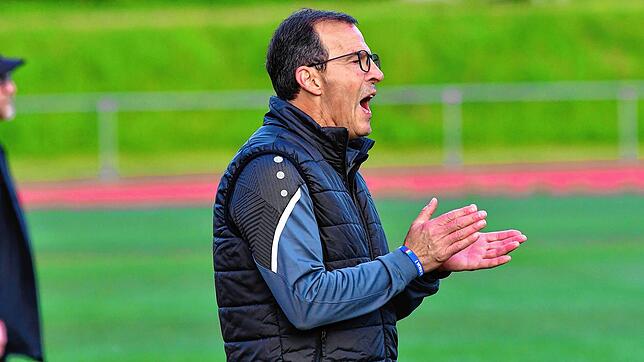 Aufmuntern: Trainer Giuseppe Pavano hofft, dass die SG Höchenschwand die Negativserie noch beendet und er sich mit dem Ligaverbleib am ...