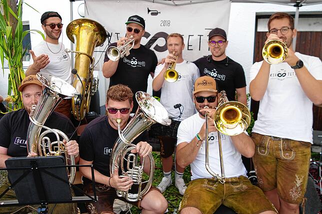 Das Oktatett spielt zum 40. Öhninger Dorffest auf.