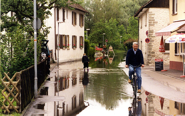 In der Seestraße in Uhldingen-Mühlhofen müssen Fahrradfahrer und Fußgänger durch das Wasser.