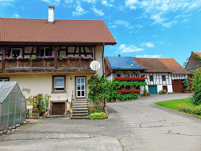 Dorfidylle in Berwangen: Gepflegte ältere Häuser mit liebevollem Blumenschmuck laden zu einem Dorfrundgang ein.