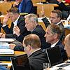 Abgeordnete der AfD, darunter Björn Höcke (Zweiter von rechts), und der CDU nehmen im Plenarsaal des Thüringer Landtags an einer ...