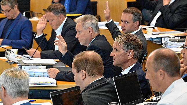 Abgeordnete der AfD, darunter Björn Höcke (Zweiter von rechts), und der CDU nehmen im Plenarsaal des Thüringer Landtags an einer ...