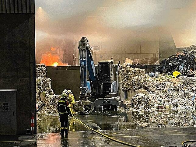 Im Industriegebiet in Siggenthal Station steht ein Shredder in Flammen.
