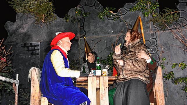 Das schaurig-schöne Narrenspiel sorgte bei den Zuschauern, die es trotz der Eiseskälte und einer Verzögerung draußen aushielten, für ...
