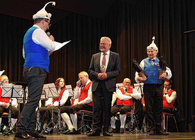 Roland Wehrle (Mitte) darf sich nun in Waldkirch Ehren-Naudiak nennen. Links der Waldkircher Vogt Andreas Klausmann, rechts Kanzler ...
