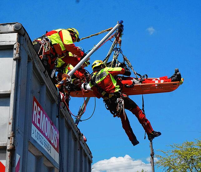 Die Höhenrettungsgruppe der Feuerwehr Waldshut-Tiengen zeigt, wie ein Verletzter aus einem „Schacht“ geborgen wird, Retter und ...