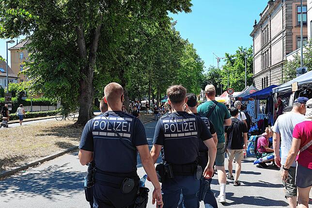 Bild 24: Der Flohmarkt geht in den Endspurt: Konstanz und Kreuzlingen sind voll mit begeisterten Besuchern