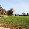 Auf der grünen Wiese neben dem Sportplatz möchte eine Firma bauen. Bild: Jan Riebesehl