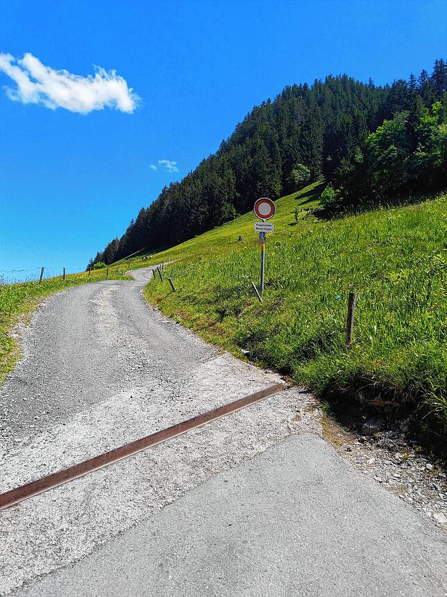 Bild 3: Normalerweise überrennen Touristen das Berggasthaus Aescher, doch wie sieht es dort jetzt aus? Wir nehmen Sie mit auf eine Wanderung