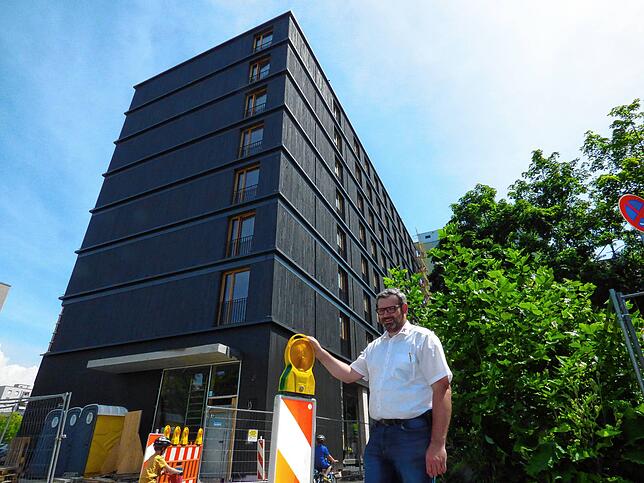 Acht Stockwerke, 22 Meter Höhe – Stefan Kudermann von Holzbau Bruno Kaiser steht vor dem Holzhochhaus in Freiburg, das die ...