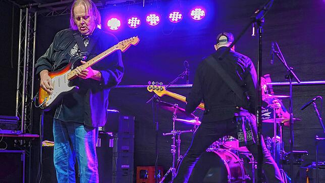 Mitgerissen: Der amerikanische Bluesrocker Walter Trout gilt als Urgestein des Genres und ist extra für das Dreyland-Blues-Festival nach ...