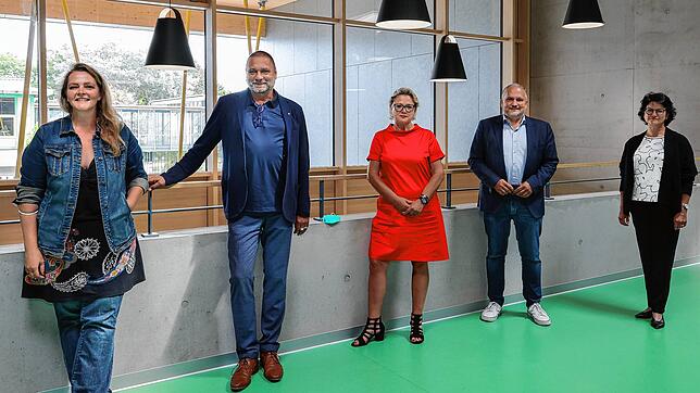 Offizielle Übergabe des Realschul-Neubaus durch die Stadt und die Architekten. Auf unserem Foto freuen sich (von links) Julia Bierbach, ...