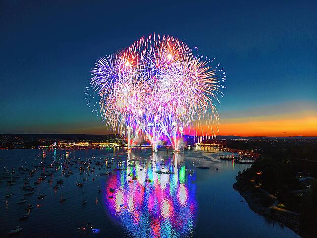 Und weil&lsquo;s einfach sooooo schön ist: Noch ein Blick auf das Feuerwerk, hier mit einer aufwendig bearbeiteten HDR-Aufnahme von ...