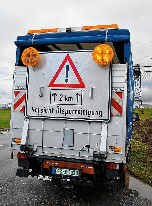 Ein Baustellenfahrzeug warnt an der Abfahrt zum Ziegelhof vor der Baustelle auf Höhe des Fürstenberg Lagers. Allerdings wird dort die ...
