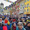 Menschen gehen in der Kaiserstraße in Waldshut gegen Rechtsextremismus auf die Straße.