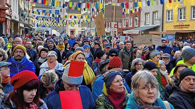 Menschen gehen in der Kaiserstraße in Waldshut gegen Rechtsextremismus auf die Straße.