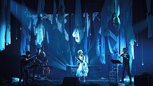 Joyce DiDonato (Mitte) mit dem Trio Time for Three in einer Szene von „Emily – No Prisoner Be“.