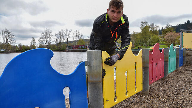 Felix Krismann wird das Team am Klosterweiher als Schwimmmeister verstärken. Derzeit hilft er mit, die Anlage rund um den Weiher auf ...