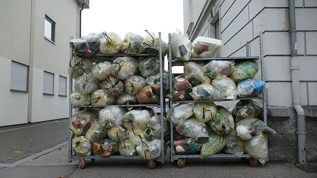 Einmal im Monat und jeden Monat aufs Neue türmen sich die gelben Säcke mit Plastikmüll vor Einfahrten und Hauseingängen.