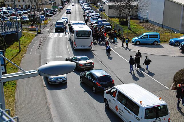 Drängelnde Autos während der Bus-Rush-Hour in der Güttinger Straße: Kaum ist eine Fahrbahnseite frei, scheren Autofahrer aus. Das ist ...